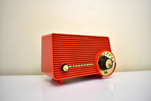 Charger l&#39;image dans la galerie, Fiesta Red 1957 Motorola Model 5T22R &quot;Dragster&quot; AM Vacuum Tube Radio Great Sounding! Very Rare Desirable Model! Mint Condition!