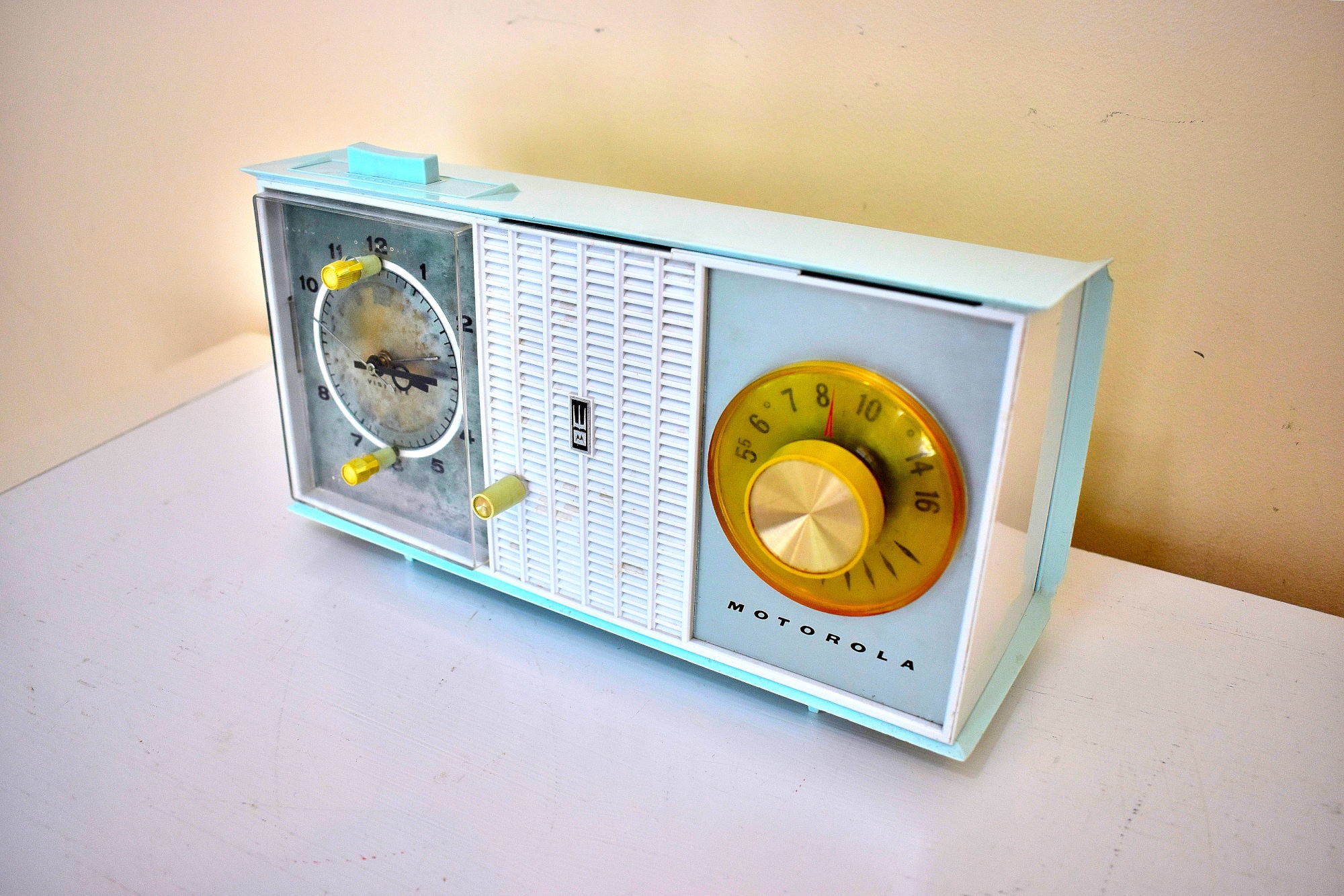 Chalfonte Blue 1963 Motorola Model C35B Vacuum Tube AM Clock Radio Sou ...