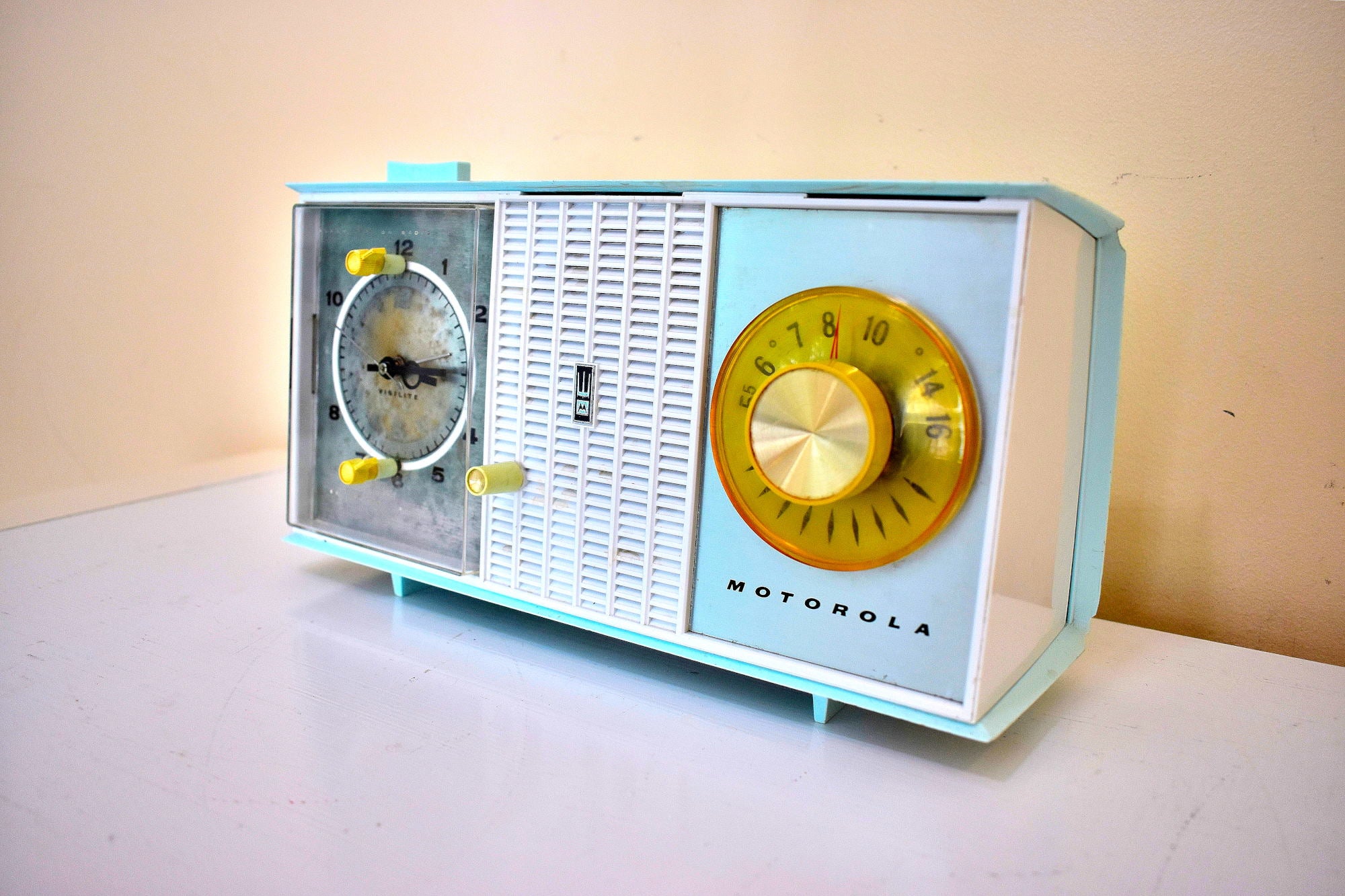 Chalfonte Blue 1963 Motorola Model C35B Vacuum Tube AM Clock Radio Sou ...