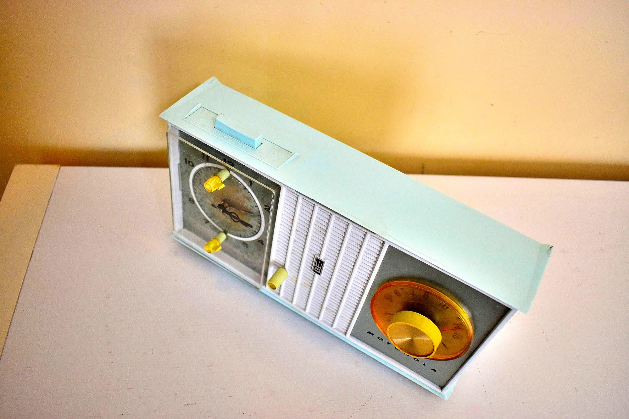 Chalfonte Blue 1963 Motorola Model C35B Vacuum Tube AM Clock Radio Sou ...