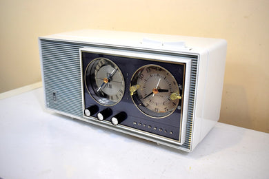 タコマ グレー ホワイト 1963 モトローラ モデル BC3B 真空管 AM/FM クロック ラジオ 素晴らしい状態で素晴らしいサウンドです。