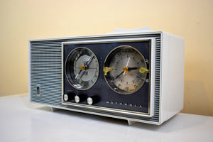 タコマ グレー ホワイト 1963 モトローラ モデル BC3B 真空管 AM/FM クロック ラジオ 素晴らしい状態で素晴らしいサウンドです。
