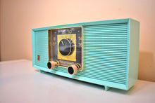 Charger l&#39;image dans la galerie, Robin Egg Blue 1957 Magnavox Model R5 Vacuum Tube AM Radio Sounds Great! Excellent Condition!