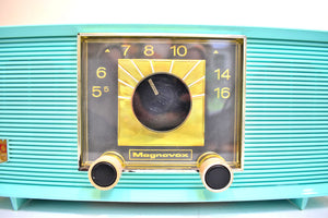 Robin Egg Blue 1957 Magnavox Model R5 Vacuum Tube AM Radio Sounds Great! Excellent Condition!