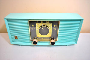 Robin Egg Blue 1957 Magnavox Model R5 Vacuum Tube AM Radio Sounds Great! Excellent Condition!