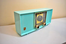 Charger l&#39;image dans la galerie, Robin Egg Blue 1957 Magnavox Model R5 Vacuum Tube AM Radio Sounds Great! Excellent Condition!