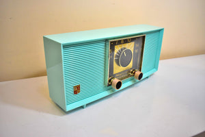 Robin Egg Blue 1957 Magnavox Model R5 Vacuum Tube AM Radio Sounds Great! Excellent Condition!