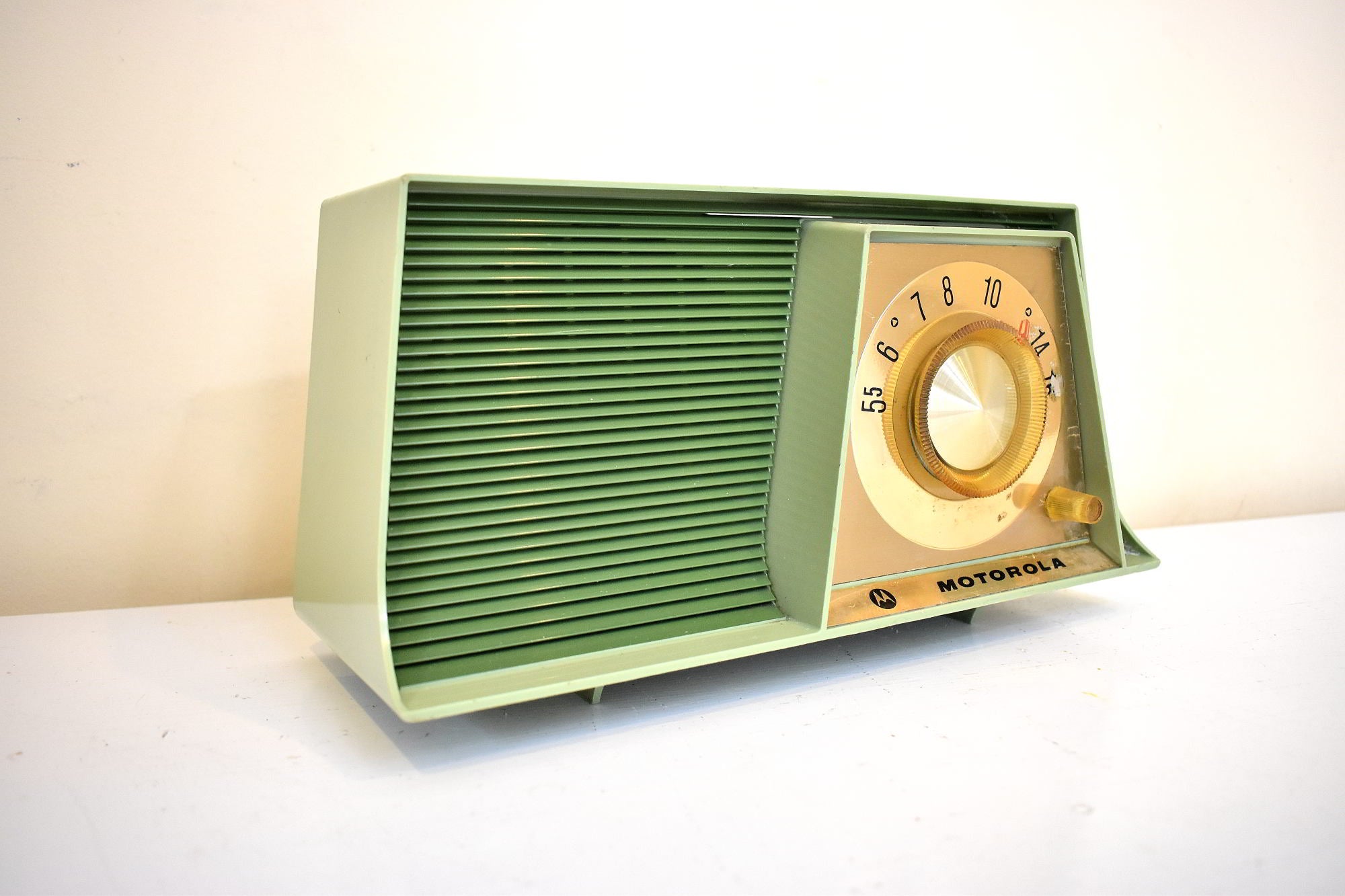 アボカド グリーン 1961 モトローラ モデル A17G AM ビンテージ ラジオのサウンドは素晴らしいです。素晴らしい形状！ – Retro  Radio Farm