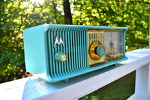 Charger l'image dans la galerie, Aquamarine Turquoise 1957 Motorola Model 56CD Vacuum Tube AM Clock Radio Rare Beautiful Color Sounds Fantastic!
