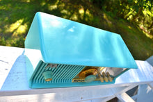 Charger l'image dans la galerie, Aquamarine Turquoise 1957 Motorola Model 56CD Vacuum Tube AM Clock Radio Rare Beautiful Color Sounds Fantastic!