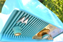 Charger l'image dans la galerie, Aquamarine Turquoise 1957 Motorola Model 56CD Vacuum Tube AM Clock Radio Rare Beautiful Color Sounds Fantastic!