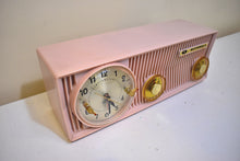 画像をギャラリービューアに読み込む, クールミントグリーン 1957年モトローラモデル 5C25GW 真空管AM時計ラジオ レアカラーサウンド素晴らしい！