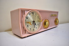 画像をギャラリービューアに読み込む, クールミントグリーン 1957年モトローラモデル 5C25GW 真空管AM時計ラジオ レアカラーサウンド素晴らしい！