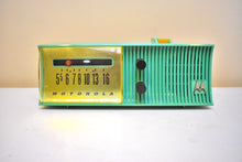 画像をギャラリービューアに読み込む, Sea Green 1957 Motorola Model 57H AM 真空管ラジオ レアモデル 大音量でクリアなサウンド！
