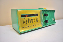 画像をギャラリービューアに読み込む, Sea Green 1957 Motorola Model 57H AM 真空管ラジオ レアモデル 大音量でクリアなサウンド！