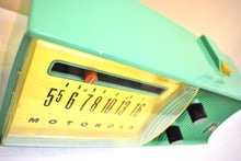 画像をギャラリービューアに読み込む, Sea Green 1957 Motorola Model 57H AM 真空管ラジオ レアモデル 大音量でクリアなサウンド！