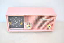 Charger l'image dans la galerie, Blossom Pink 1959 Motorola Model 5C13P Vacuum Tube AM Clock Radio Excellent Condition and Sounds Fire!