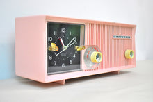 Charger l'image dans la galerie, Blossom Pink 1959 Motorola Model 5C13P Vacuum Tube AM Clock Radio Excellent Condition and Sounds Fire!