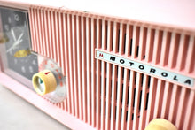 Charger l'image dans la galerie, Blossom Pink 1959 Motorola Model 5C13P Vacuum Tube AM Clock Radio Excellent Condition and Sounds Fire!