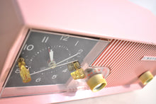 Charger l'image dans la galerie, Blossom Pink 1959 Motorola Model 5C13P Vacuum Tube AM Clock Radio Excellent Condition and Sounds Fire!