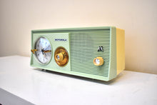 画像をギャラリービューアに読み込む, Lime Green 1959 Motorola Model 5C14GW Vacuum Tube AM Clock Radio Beautiful and Rare Color! Excellent Condition!