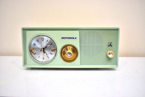Lime Green 1959 Motorola Model 5C14GW Vacuum Tube AM Clock Radio Beautiful and Rare Color! Excellent Condition!
