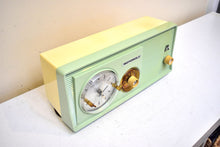 画像をギャラリービューアに読み込む, Lime Green 1959 Motorola Model 5C14GW Vacuum Tube AM Clock Radio Beautiful and Rare Color! Excellent Condition!