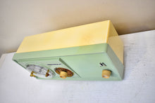 Charger l&#39;image dans la galerie, Lime Green 1959 Motorola Model 5C14GW Vacuum Tube AM Clock Radio Beautiful and Rare Color! Excellent Condition!