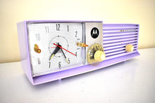 Charger l&#39;image dans la galerie, Lavender Lady Mid Century 1957 Motorola Model 5C27V-1 Vacuum Tube AM Clock Radio Rare Color! Excellent Plus Condition! Sounds Great!