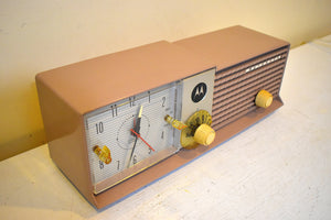 Sahara Taupe 1959 Motorola Model 5T27N-1 Vacuum Tube AM Radio Clean and Gorgeous Looking and Sounding!