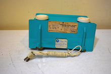 Charger l&#39;image dans la galerie, Bluetooth Ready To Go - Ocean Turquoise 1961 Motorola Model A-15J3 AM Vacuum Tube Radio Little Blaster! Excellent Condition!