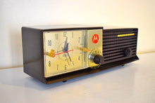 Charger l&#39;image dans la galerie, Espresso Brown 1957 Motorola Model 57CD2A Vacuum Tube AM Clock Radio Beauty Sounds Fantastic!