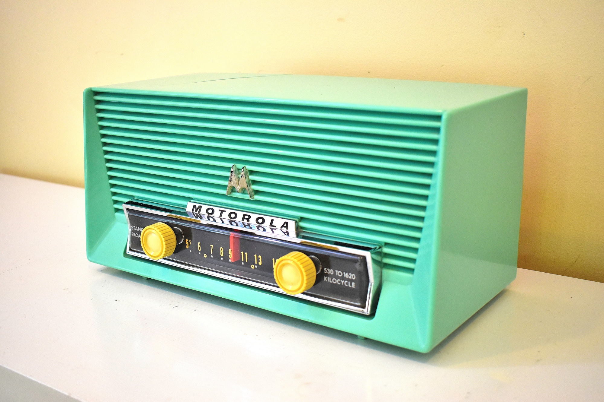 シーグリーン 1957 モトローラ モデル 57X1 AM 真空管ラジオ 爆音です。素晴らしい色！