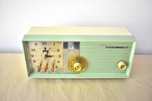 Charger l'image dans la galerie, Cool Mint Green 1957 Motorola Model 5C25GW Vacuum Tube AM Clock Radio Rare Color Sounds Wonderful!