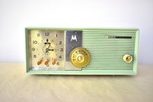 Charger l'image dans la galerie, Cool Mint Green 1957 Motorola Model 5C25GW Vacuum Tube AM Clock Radio Rare Color Sounds Wonderful!