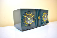 Charger l&#39;image dans la galerie, Forest Green 1950 Motorola Model 5C4 Tube AM Clock Radio Works Great High Quality Construction! Excellent Condition Sounds Great!