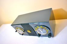 Charger l&#39;image dans la galerie, Forest Green 1950 Motorola Model 5C4 Tube AM Clock Radio Works Great High Quality Construction! Excellent Condition Sounds Great!