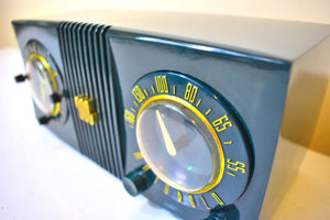 フォレスト グリーン 1950 モトローラ モデル 5C4 チューブ AM クロック ラジオ 素晴らしい高品質の構造です。素晴らしいコンディションです！