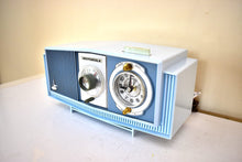 Charger l&#39;image dans la galerie, Blue on Blue Mid-Century 1963 Motorola Model C19B25 Vacuum Tube AM Clock Radio Rare Color Combo! Working Clock Light!