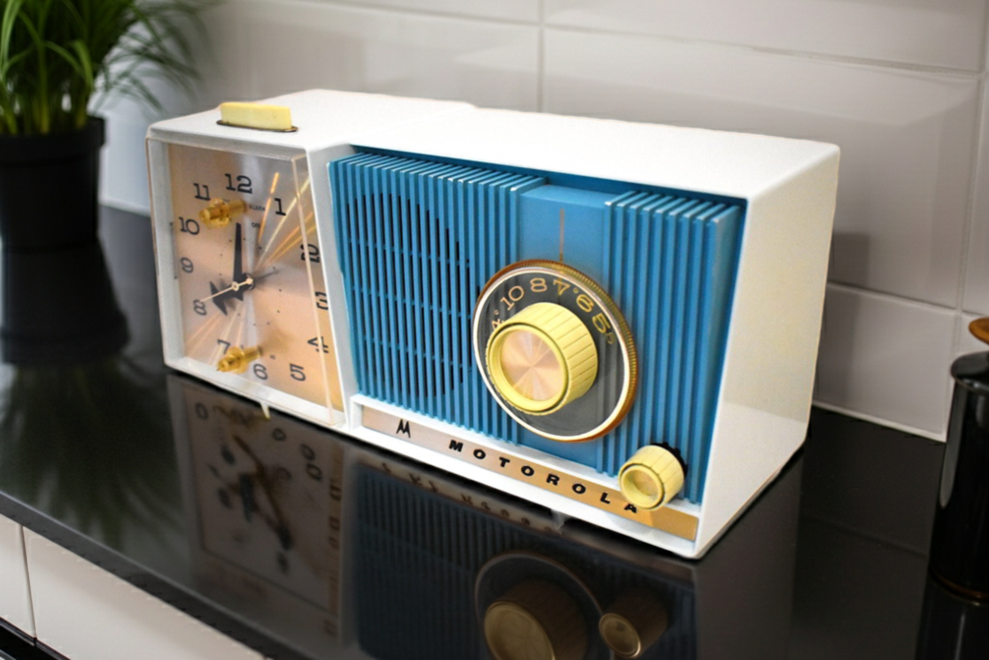 Surf Blue Motorola C18 23UL Alarm Clock Radio 1962 Vacuum Tube AM Clock Radio Excellent Plus Condition and Sounds Fantastic!