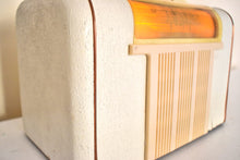 Charger l&#39;image dans la galerie, Spackle Ivory Finished 1946 Packard Bell Model 551 AM Wood Vacuum Tube Radio Sounds Great! Excellent Condition!