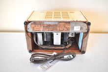 Charger l&#39;image dans la galerie, Spackle Ivory Finished 1946 Packard Bell Model 551 AM Wood Vacuum Tube Radio Sounds Great! Excellent Condition!
