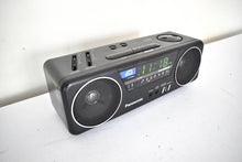 Charger l&#39;image dans la galerie, Tech Black 1980s Soundesign Model RC-X210A AM FM Digital Alarm Clock Radio! Excellent Condition! Sounds Great!