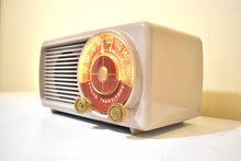 画像をギャラリービューアに読み込む, マンダリンオレンジ 1953 Philco Transitone Model 53-562 AM 真空管ラジオのサウンドは素晴らしいです。希少なファクトリーカラー！