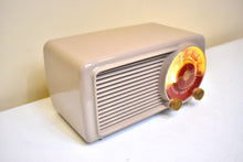 画像をギャラリービューアに読み込む, マンダリンオレンジ 1953 Philco Transitone Model 53-562 AM 真空管ラジオのサウンドは素晴らしいです。希少なファクトリーカラー！