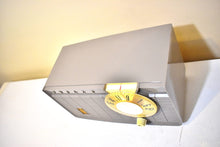 Charger l&#39;image dans la galerie, Misty Gray 1958 Philco Model F815-124 Vacuum Tube Radio Sounds Great Excellent Condition Rare Color!