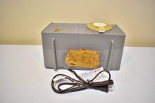 Charger l&#39;image dans la galerie, Misty Gray 1958 Philco Model F815-124 Vacuum Tube Radio Sounds Great Excellent Condition Rare Color!