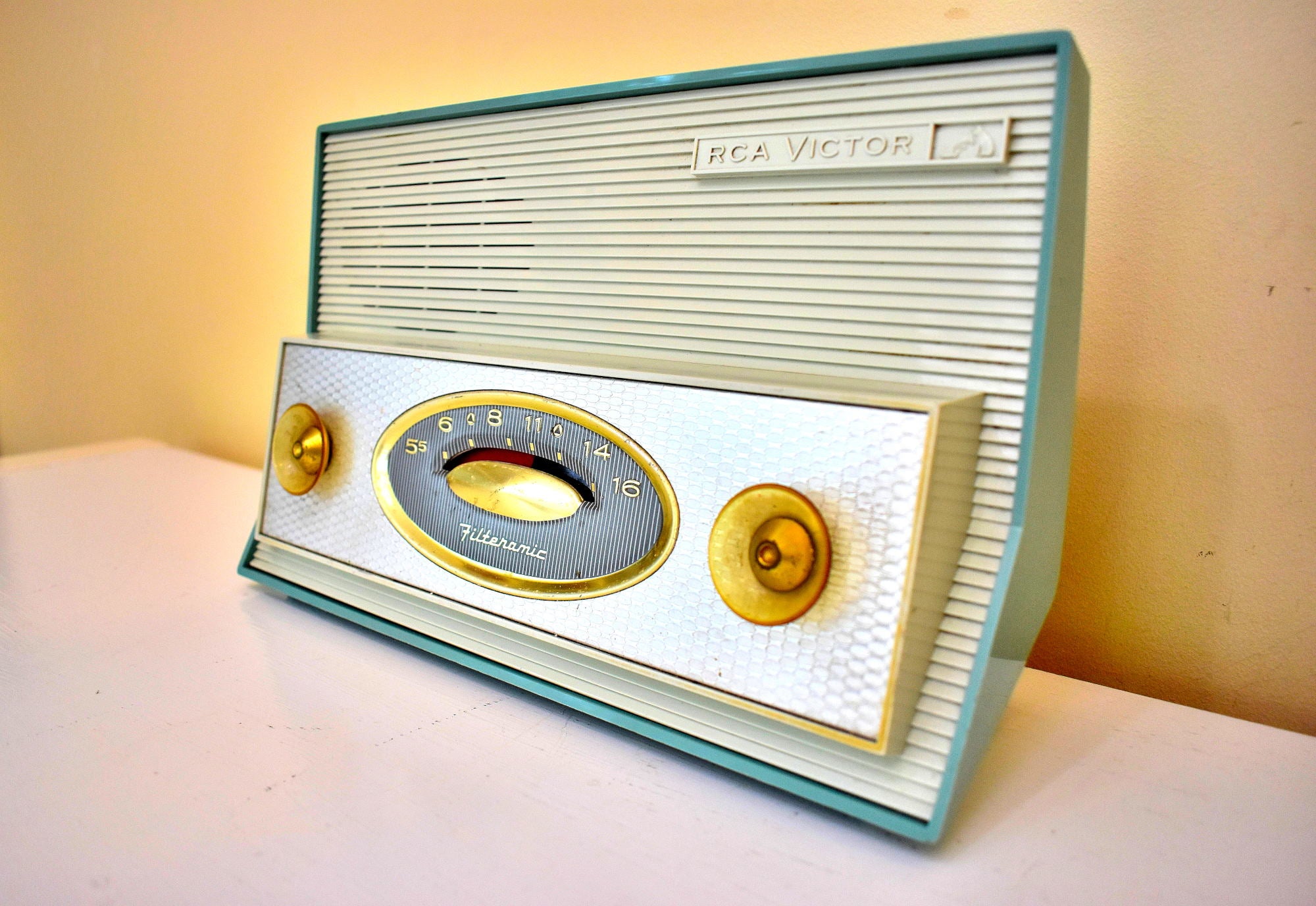 Monterey Blue Turquoise 1962 RCA Victor Model 1-RA-61 AM Vacuum Tube Radio Sleek! Excellent Condition! Sounds Great!