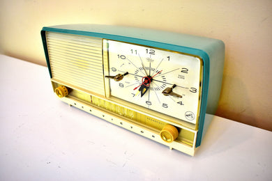 Turquoise and White 1956 RCA Victor 8-C-7LE Tube AM Clock Radio Works Great Excellent Condition!!