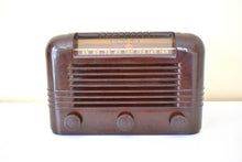 Load image into Gallery viewer, Espresso Brown Bakelite 1940 RCA Model 15X Vacuum Tube AM Radio! Sounds Great!! Excellent Condition!